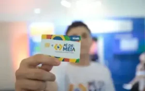 Estudante acessando aplicativo do Pé-de-Meia no celular