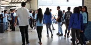 Jovem estudante comemora recebimento do benefício Pé-de-Meia no celular