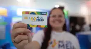 Estudante feliz no ensino médio com potencial de receber incentivo financeiro