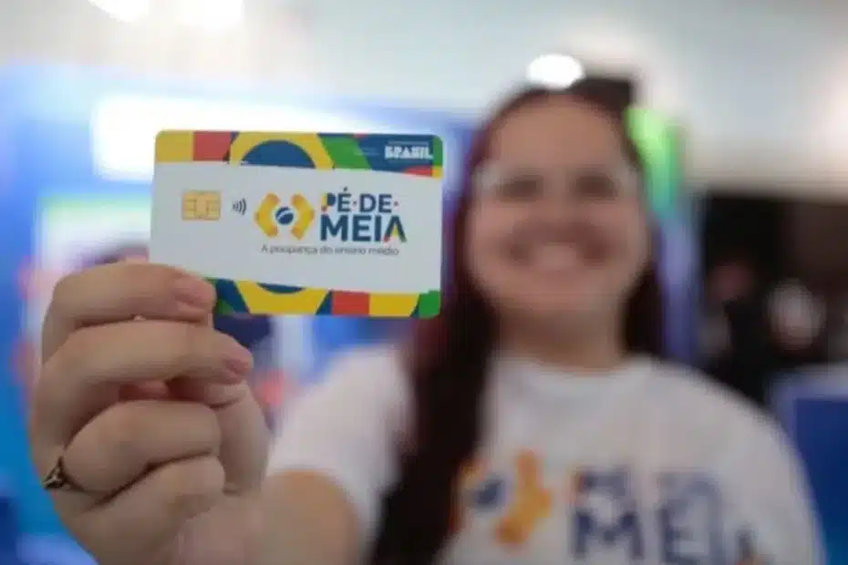 Estudante feliz no ensino médio com potencial de receber incentivo financeiro