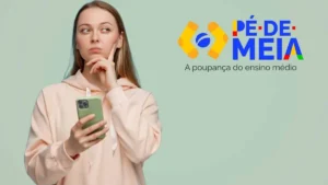 Estudante comemora liberação de saque do programa Pé-de-Meia no celular