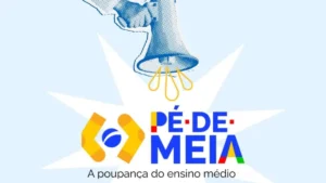 Jovem estudante verifica saldo do programa Pé-de-Meia no celular