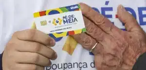 Jovens estudantes sorrindo em sala de aula