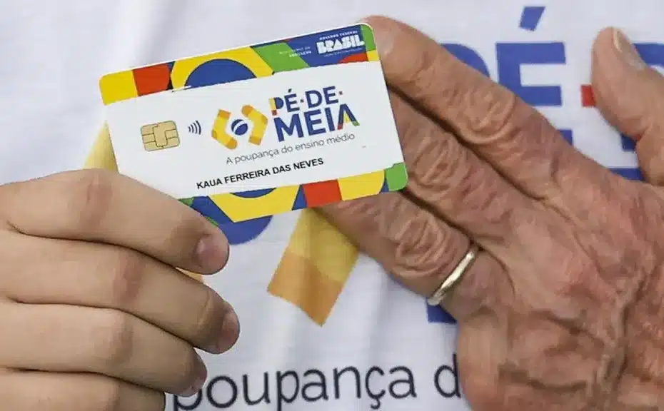 Jovens estudantes sorrindo em sala de aula