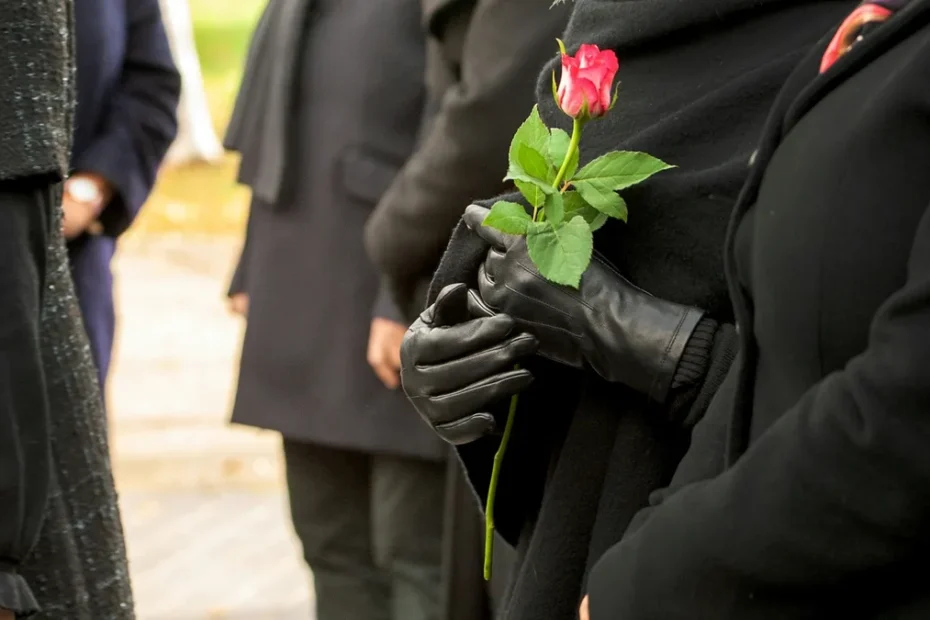 Mãos segurando um envelope do INSS com expressão preocupada, representando as regras da pensão por morte.
