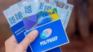 Trabalhador feliz confere pagamento do abono salarial PIS/Pasep no celular