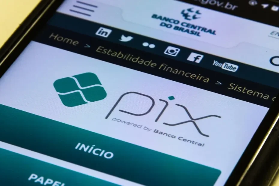 Pessoa frustrada com celular devido à instabilidade do Pix