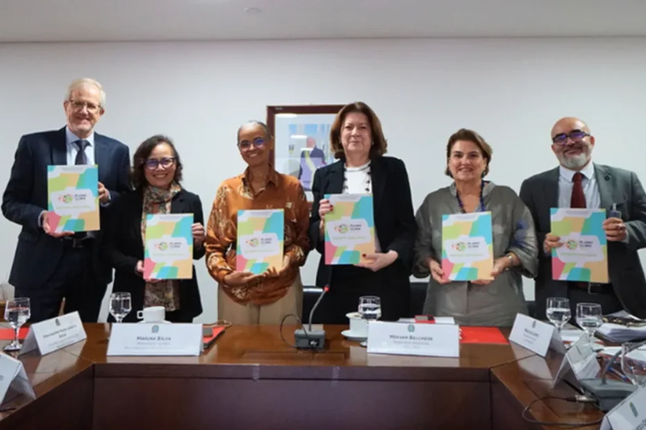 Mulheres brasileiras diversas engajadas em discussão sobre ações climáticas
