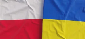 Ucranianos em Varsovia demonstram apreensão após o fim do status especial no país.