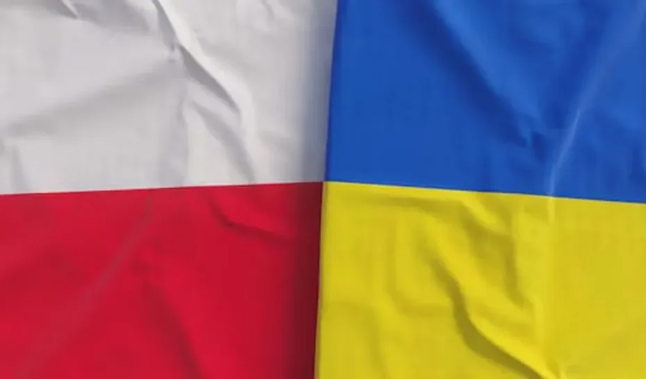 Ucranianos em Varsovia demonstram apreensão após o fim do status especial no país.