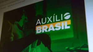 Mãe com filhos em frente a centro do CRAS para atualizar CadÚnico