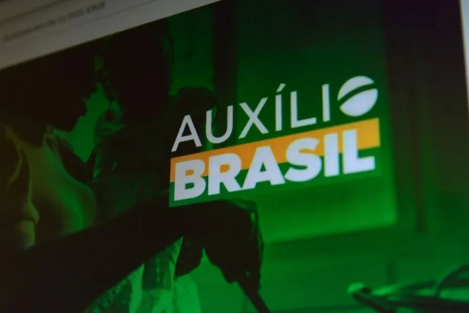 Mãe com filhos em frente a centro do CRAS para atualizar CadÚnico