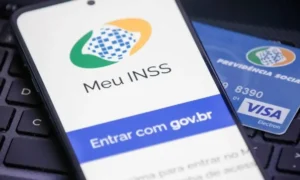 Aposentado do INSS revisando extrato de benefício com atenção.