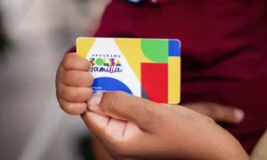 Família sendo auxiliada em programa municipal para transição do Bolsa Família para o mercado de trabalho.