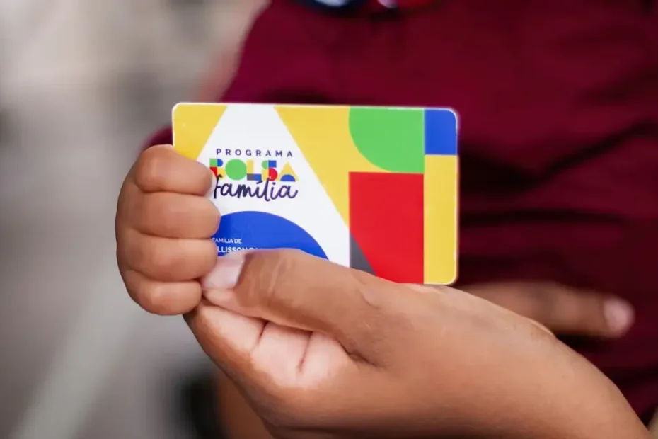 Família sendo auxiliada em programa municipal para transição do Bolsa Família para o mercado de trabalho.