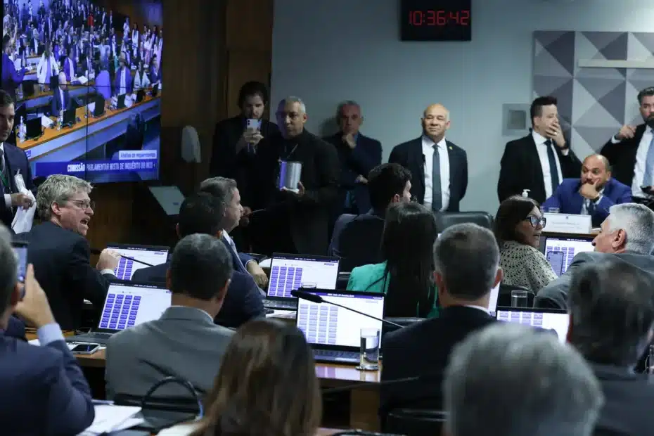 Leila Pereira, presidente do Palmeiras e da Crefisa, em um ambiente formal, sugerindo uma audiência ou reunião importante.