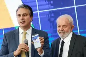 Adolescentes em sala de aula de escola pública no Brasil