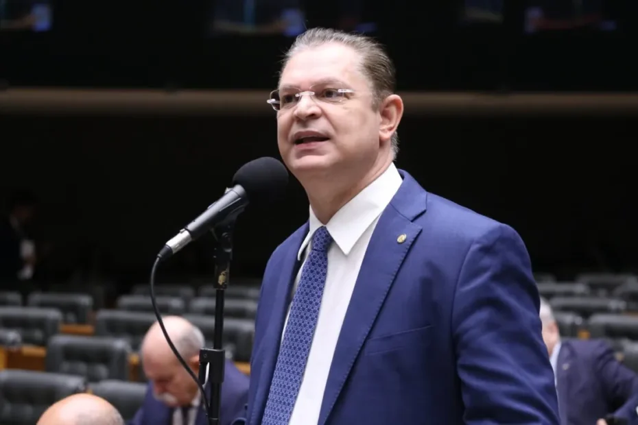 Mãos de trabalhador segurando documento, com o Congresso Nacional ao fundo, simbolizando a flexibilização trabalhista.