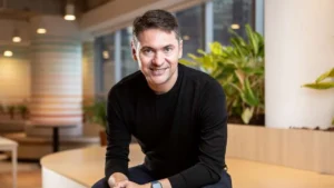 Cliente brasileiro utilizando o aplicativo Revolut em um smartphone no dia a dia.