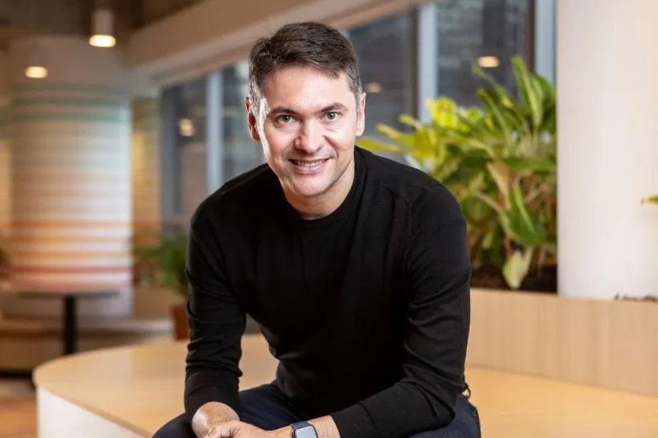 Cliente brasileiro utilizando o aplicativo Revolut em um smartphone no dia a dia.