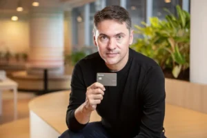 Executivo apresenta o novo cartão Revolut Ultra em evento com a Visa