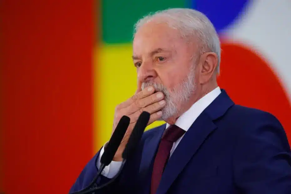 Pescador artesanal contemplando o mar, simbolizando o alívio com o adiamento da exigência da nova identidade para o seguro-defeso.