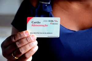 Servidor público federal feliz com aumento no vale-alimentação