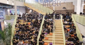 Jovens empreendedores celebram investimento milionário para startup de contas globais.