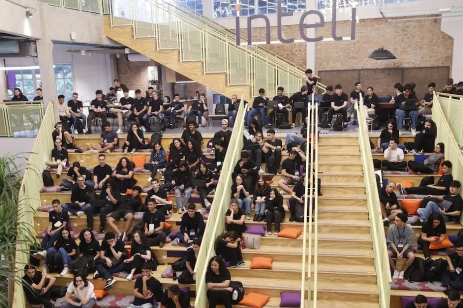 Jovens empreendedores celebram investimento milionário para startup de contas globais.