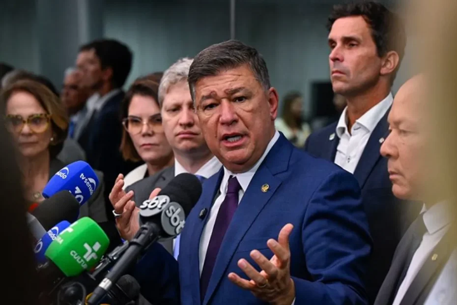 Mesa de reunião da CPMI do INSS com documentos e brasões, simbolizando a prorrogação das investigações pelo STF