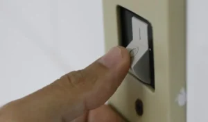 Mulher olha conta de luz com preocupação