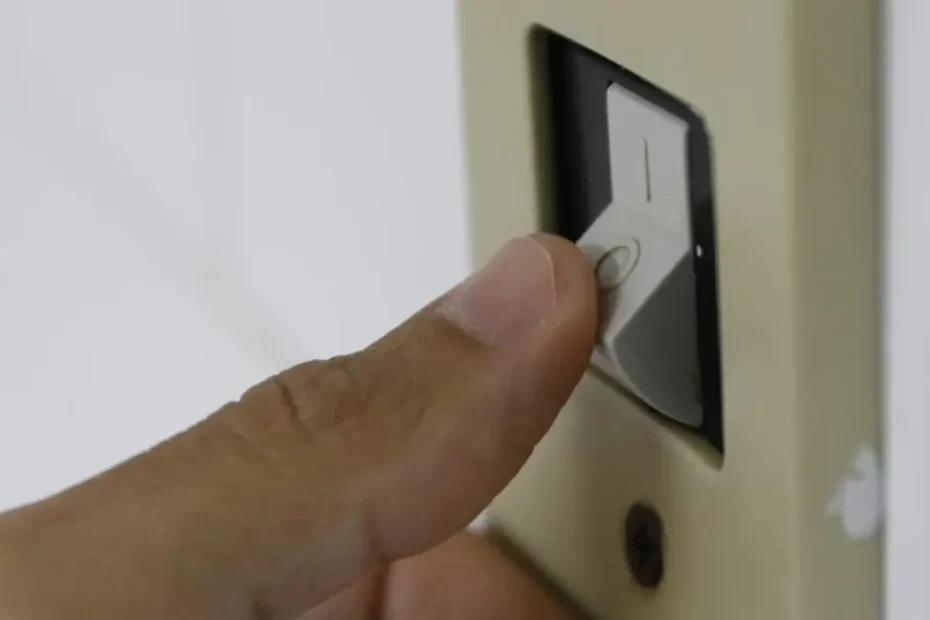 Mulher olha conta de luz com preocupação