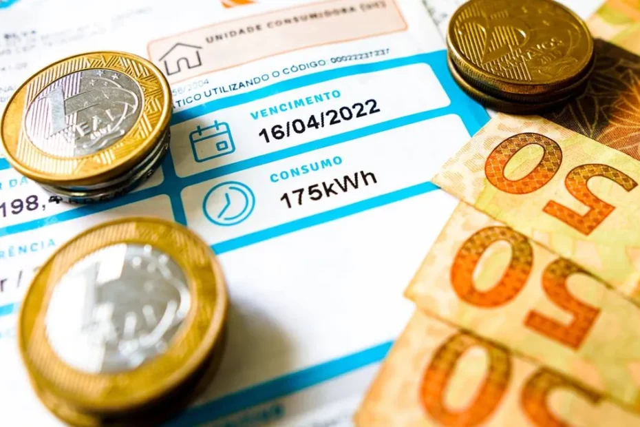 Mulher preocupada olhando conta de luz