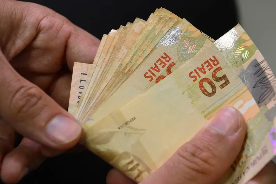 Trabalhador brasileiro feliz com a carteira de trabalho assinada.