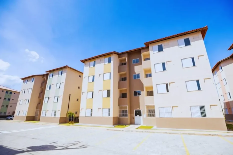 Família feliz em frente a sua casa nova pelo programa Minha Casa Minha Vida em Camaçari.