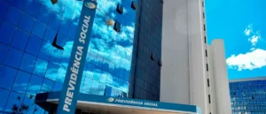 Profissionais em reunião estratégica sobre o futuro do concurso INSS e a fila de benefícios.