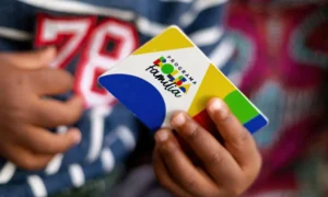Família com crianças recebendo apoio social do governo, simbolizando o novo benefício extra do Bolsa Família.