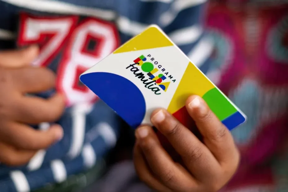 Família com crianças recebendo apoio social do governo, simbolizando o novo benefício extra do Bolsa Família.