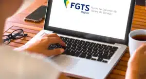 Família sorridente em frente a uma casa em construção, simbolizando a conquista do lar com auxílio do FGTS.