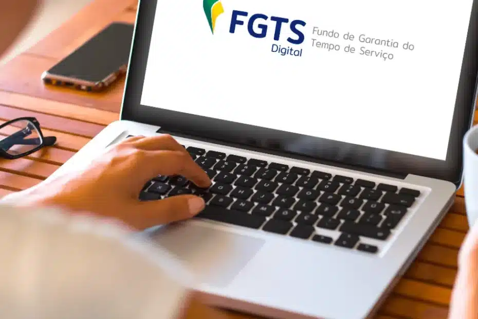 Família sorridente em frente a uma casa em construção, simbolizando a conquista do lar com auxílio do FGTS.