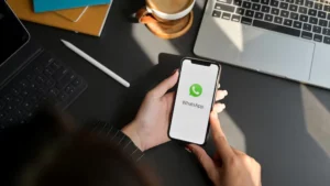 Família brasileira lendo mensagem do governo federal no WhatsApp sobre o novo benefício Gás do Povo.
