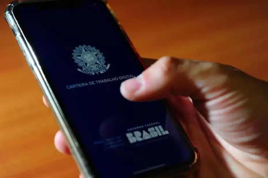 Trabalhador brasileiro consulta abono salarial no aplicativo Carteira de Trabalho Digital.