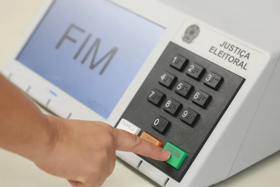 Eleitor registrando biometria em um aparelho digital em um cartório eleitoral.