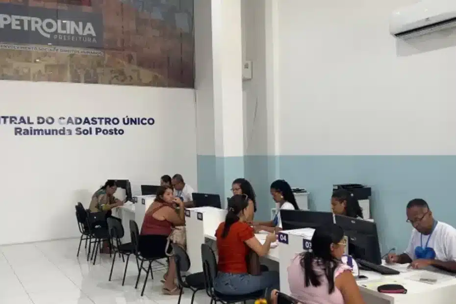 Entrega de botijão de gás em residência humilde, simbolizando o benefício Gás do Povo.