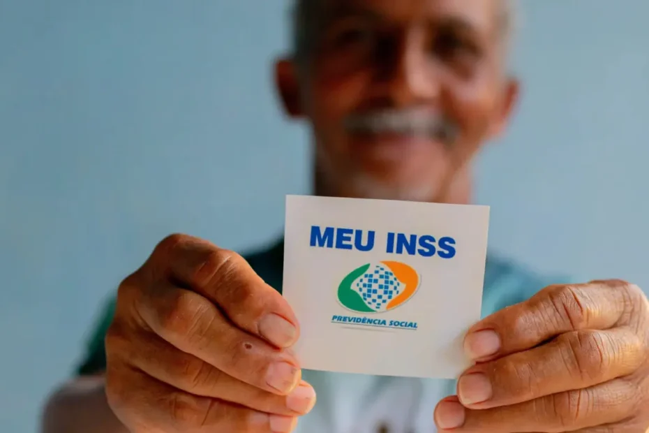 Mãos segurando CNH brasileira e documento do INSS, simbolizando a dúvida sobre a relação entre os dois