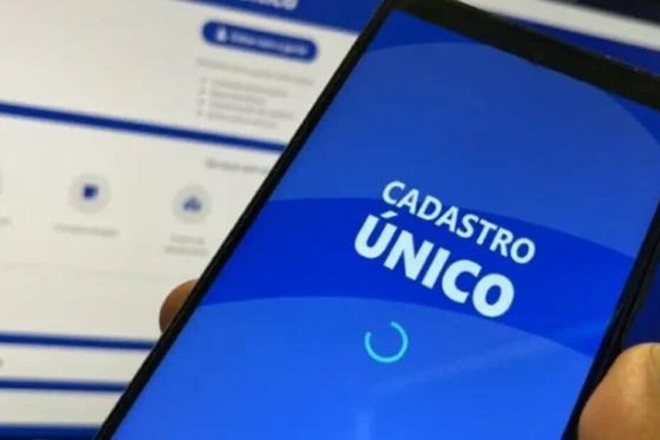 Família de baixa renda preocupada atualizando dados no CadÚnico em um CRAS