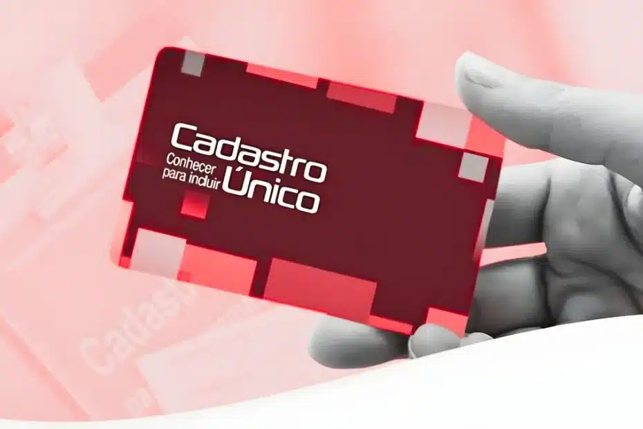 Mulher atualizando CadÚnico no celular para não perder benefícios