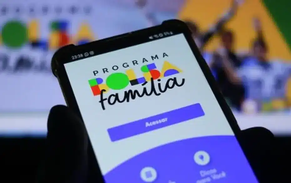Família recebendo cartão do Bolsa Família