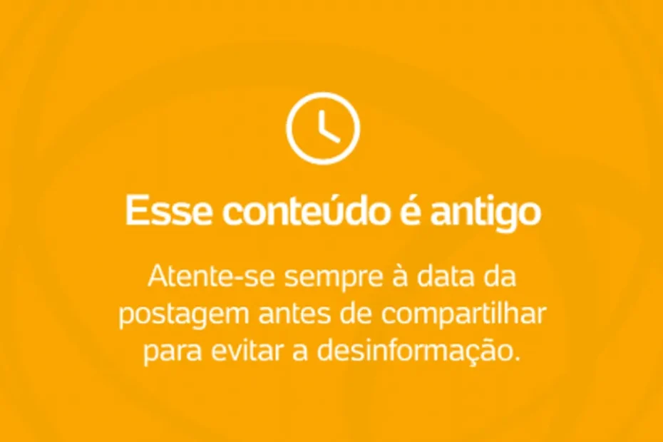Mãe com filhos recebendo o pagamento do Bolsa Família.