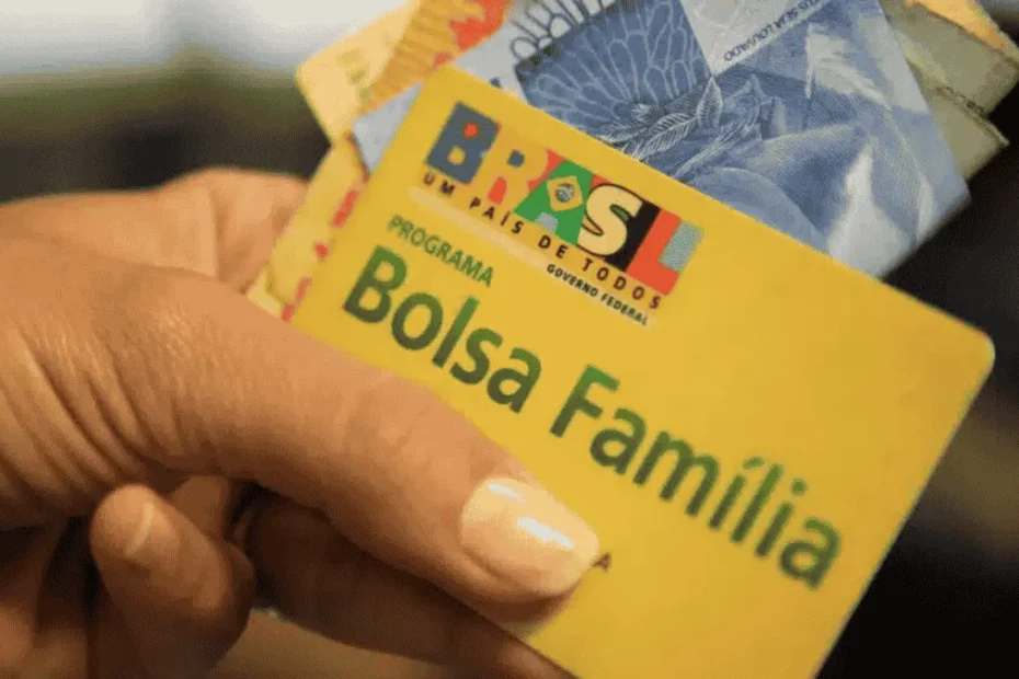 Mãe comemora recebimento do Bolsa Família visualizando saldo no celular.